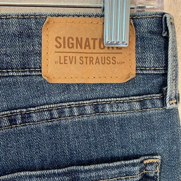Signature by Levi’s misuse skinny jeans for women. Size 8 medium. 5 pocket. - Picture 4 of 10